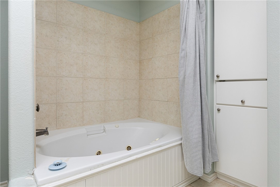 15409 Salt Cay Court, Unit F Corpus Christi, TX 78418 - Photo 23 of 35 a bathroom with a tub