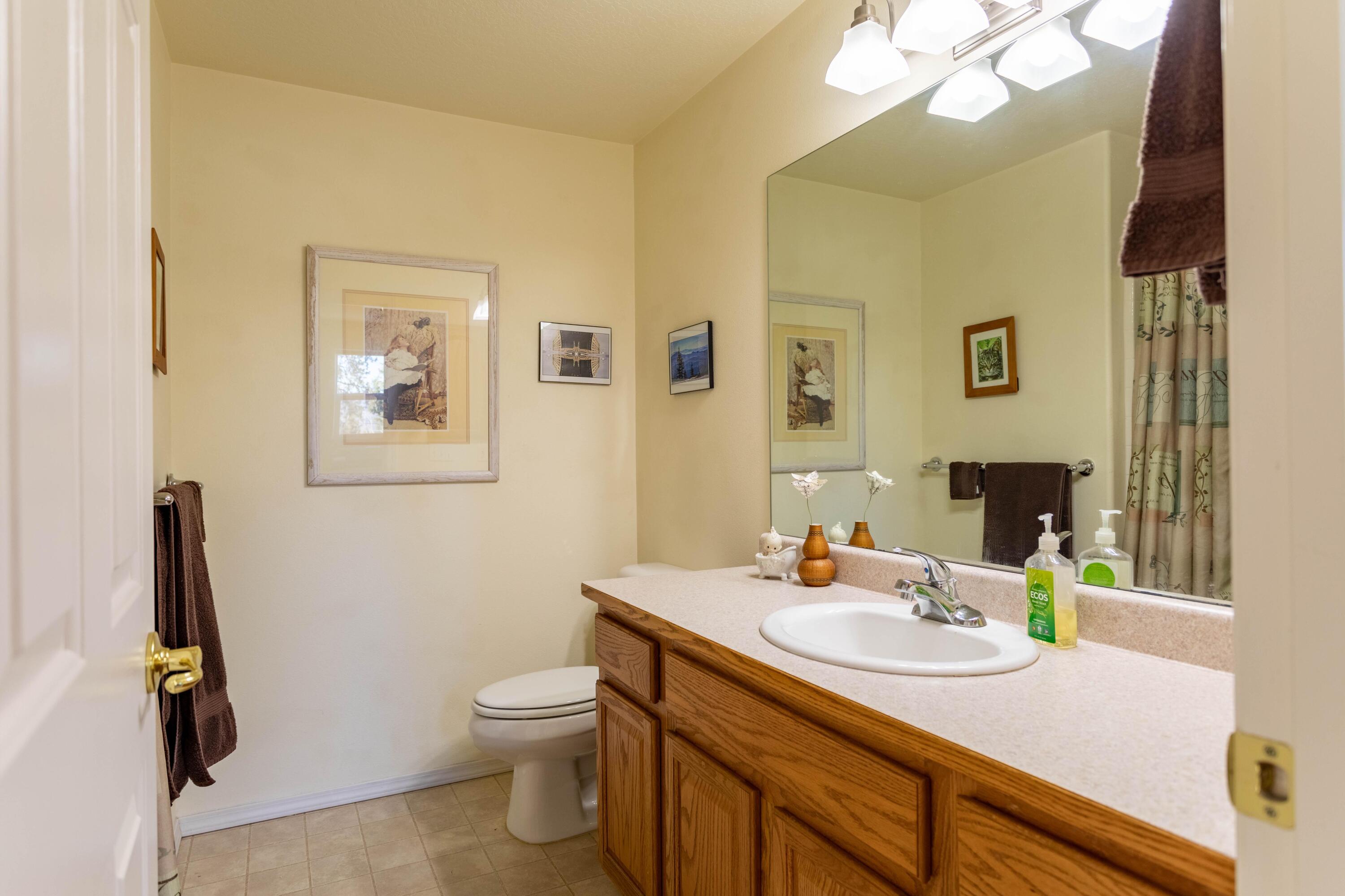 1012 Megan Lane Phoenix, OR 97535 - Photo 17 of 35 Floor 2 Full Bath