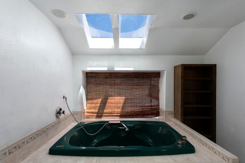 11717 Michael Road White City, OR 97503 - Photo 26 of 39 Spa Tub