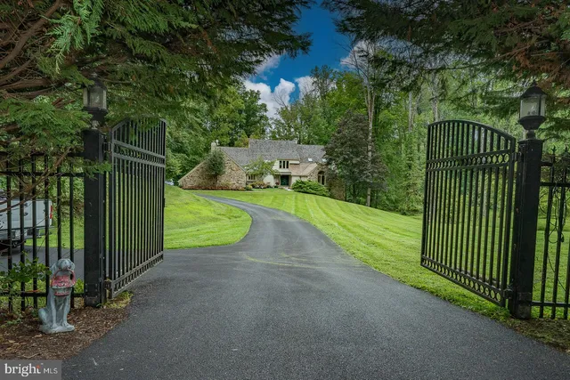 a view of a backyard with pathway