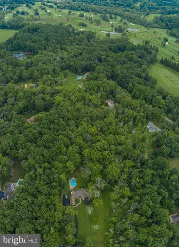 a view of a house with backyard and trees