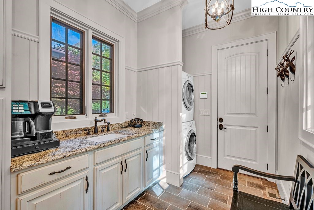 906 Fox Meadow Road Banner Elk, NC 28604 - Photo 13 of 40 a spacious bathroom with a granite countertop sink and a mirror