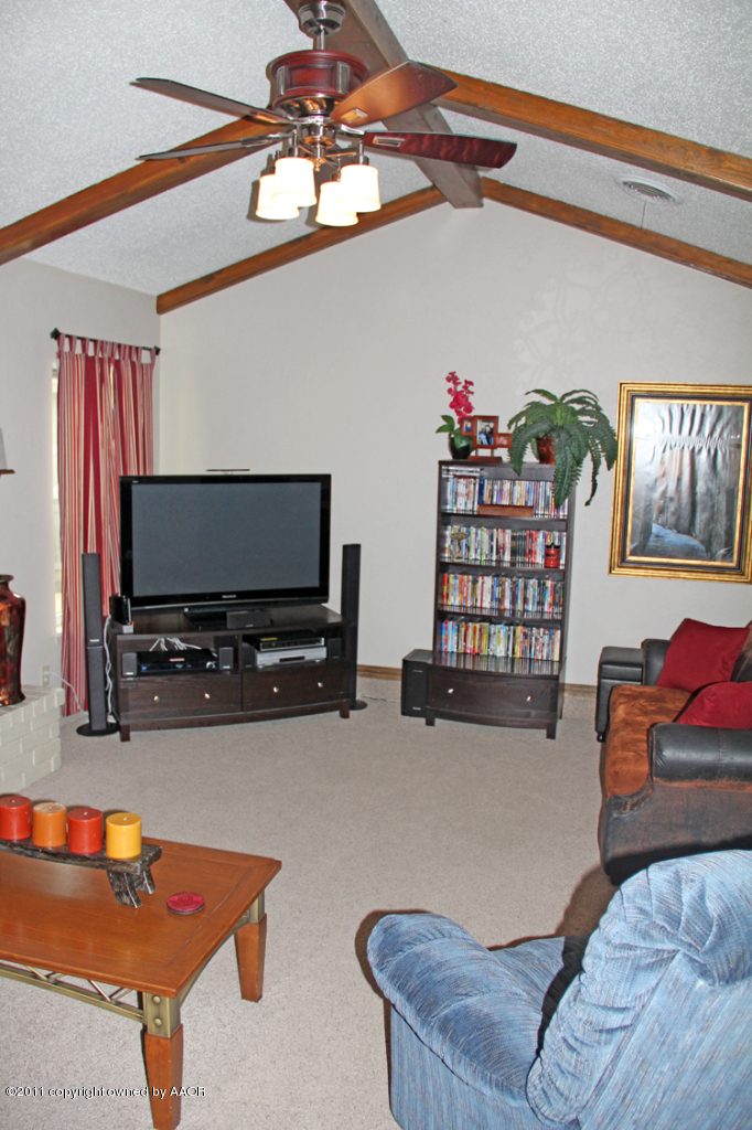5209 Royce Drive Amarillo, TX 79110 - Photo 3 of 20 Living Room
