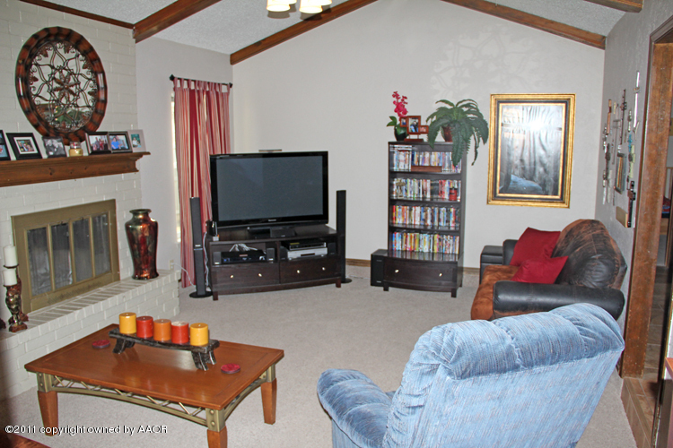 5209 Royce Drive Amarillo, TX 79110 - Photo 4 of 20 Living Room 2