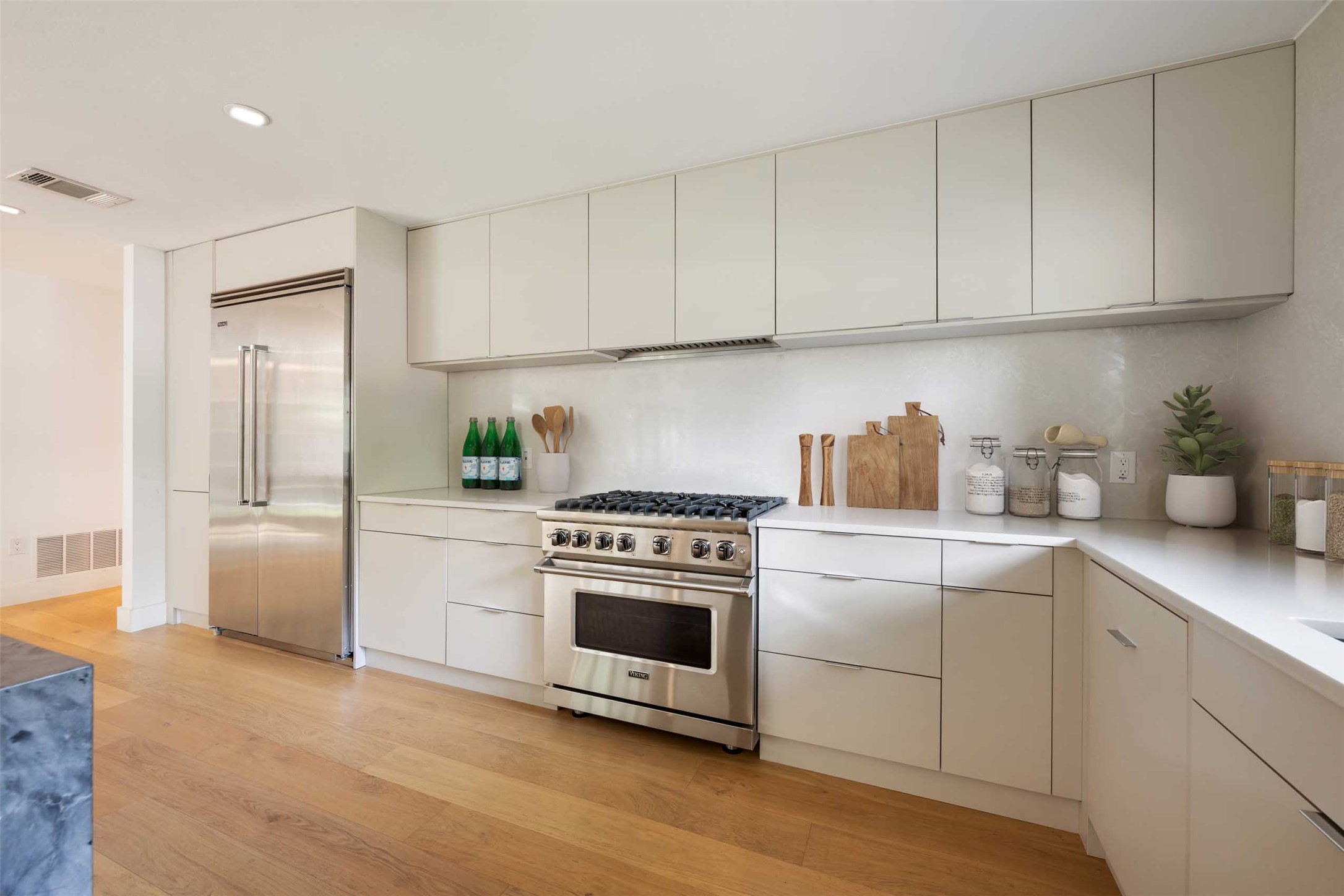 8900 Point W Drive Austin, TX 78759 - Photo 14 of 40 Culinary adventures await in this chef's kitchen, featuring lustrous hardwood flooring and seamless white cabinetry.