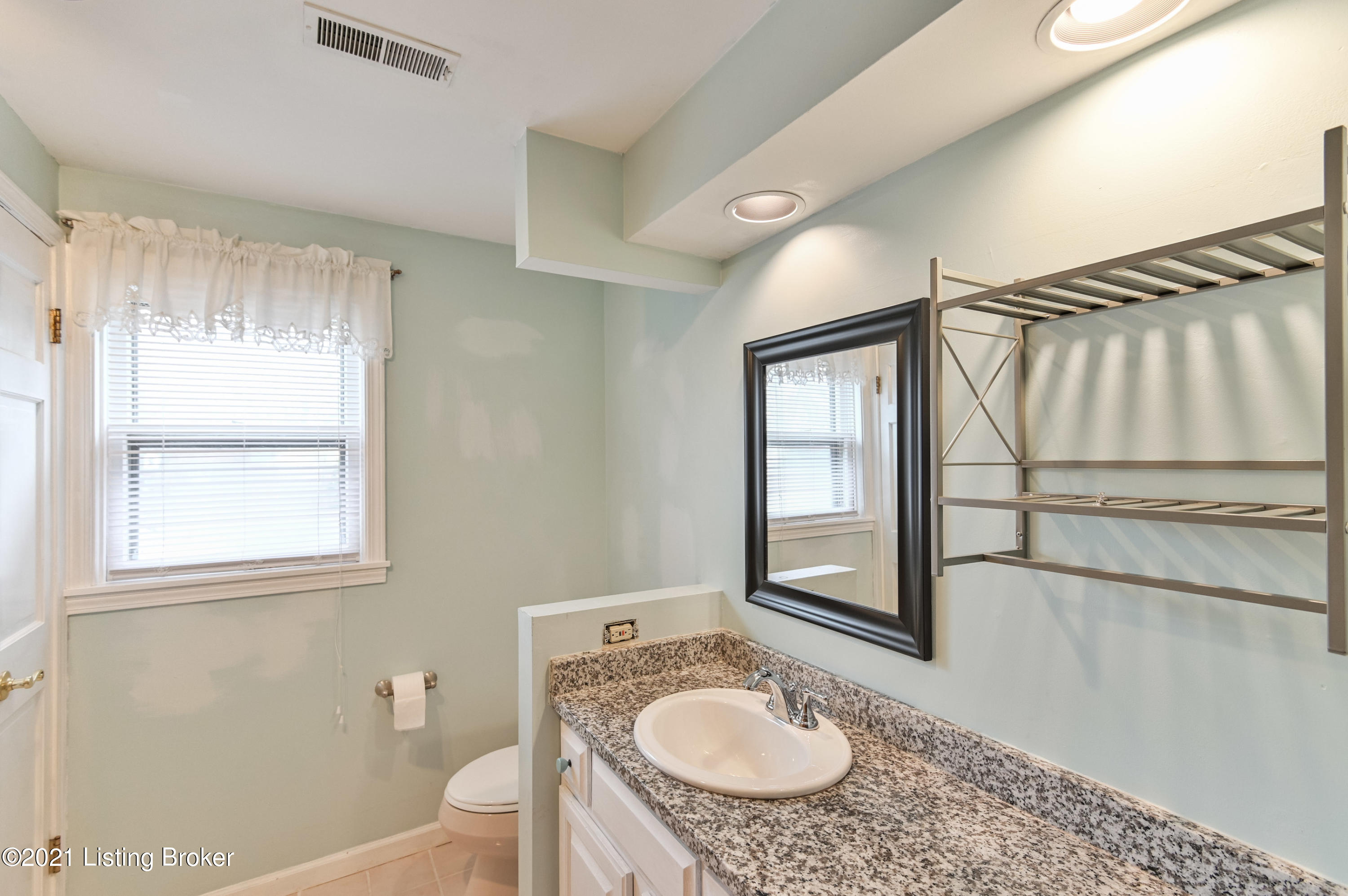 218 Ring Road Louisville, KY 40207 - Photo 32 of 48 035 - 20210311 2361