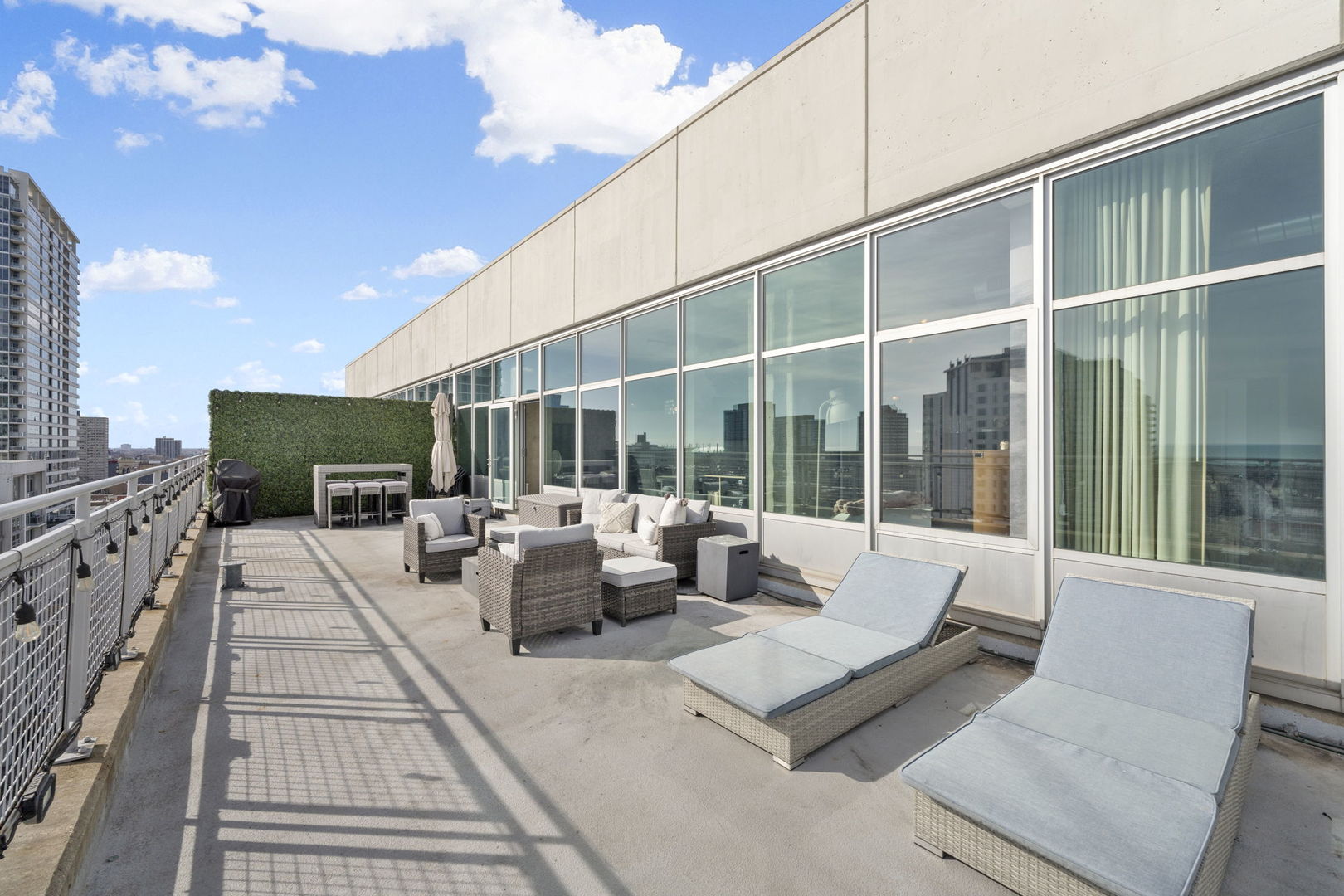 50 East 16th Street, Unit 1405 Chicago, IL 60616 - Photo 29 of 36 a living room with furniture