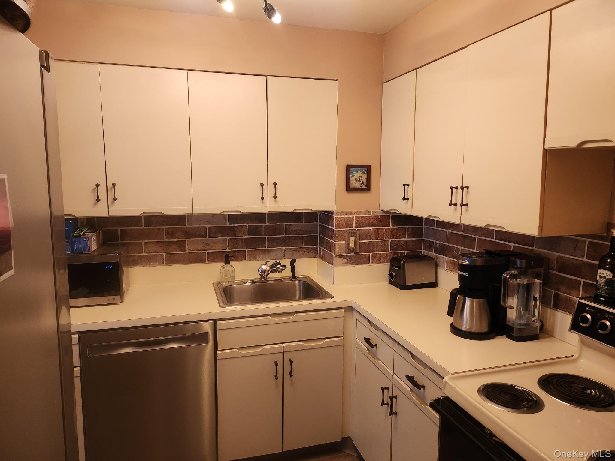 360 Shore Road, Unit 7C Long Beach, NY 11561 - Photo 9 of 18 Dishwasher too!