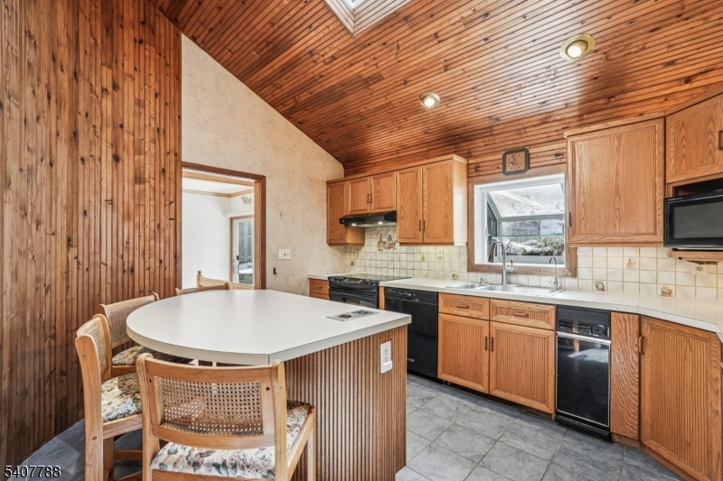 286 Carentan Road Hopatcong, NJ 07843 - Photo 8 of 49