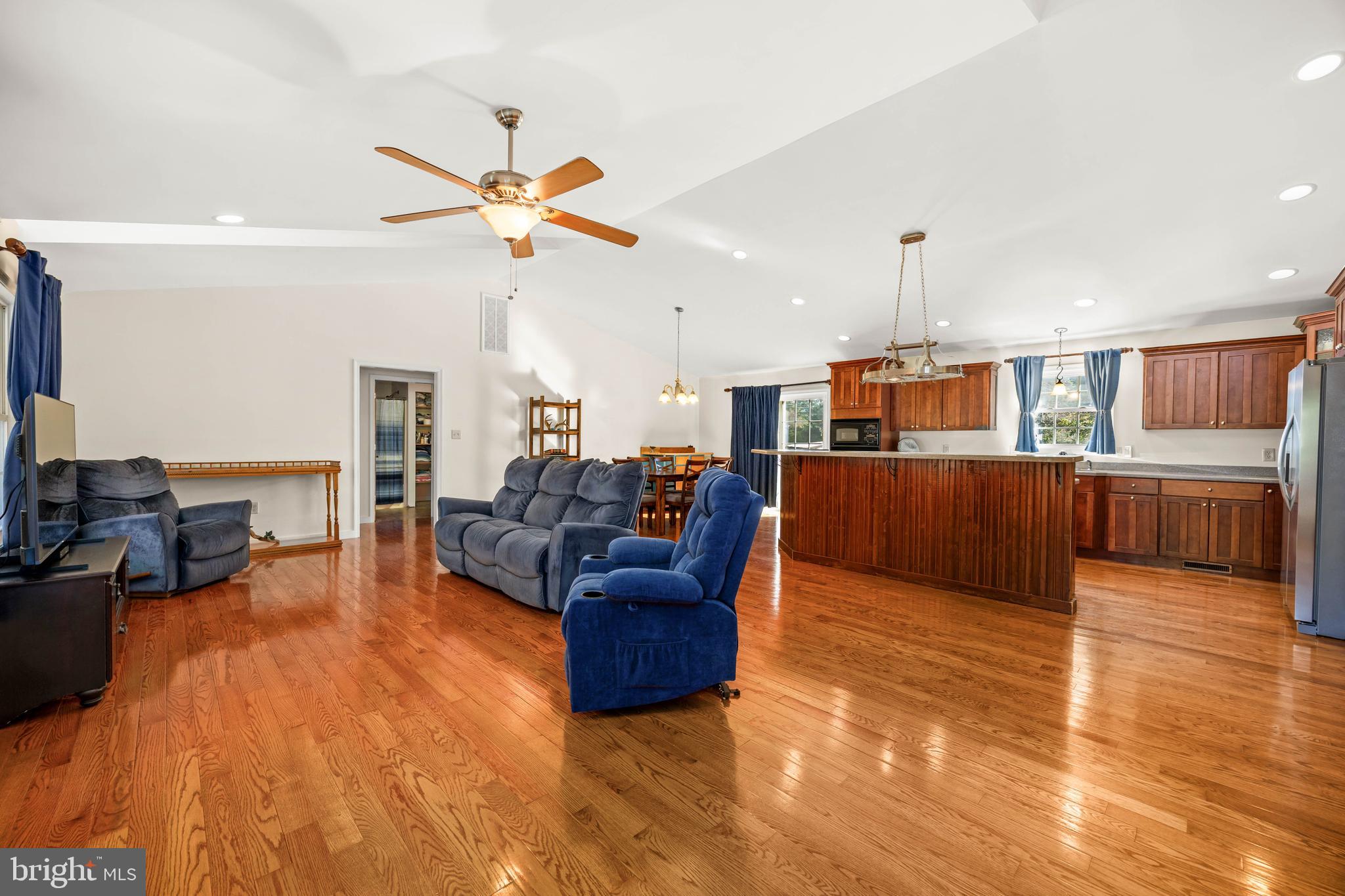 3221 Boone Road Crisfield, MD 21817 - Photo 11 of 56 Large Living Room