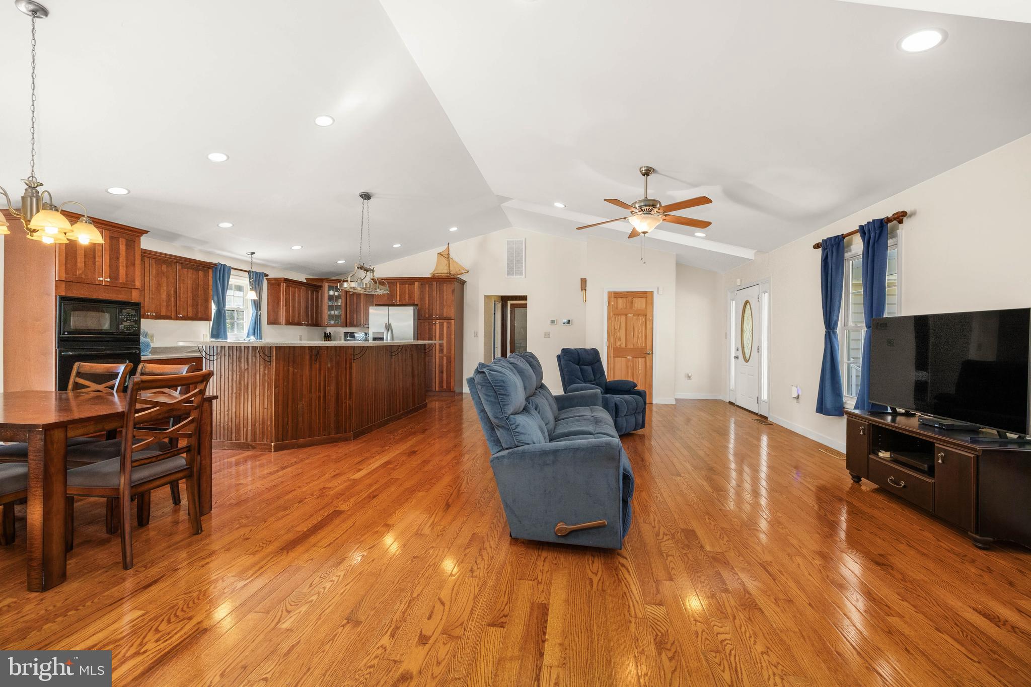 3221 Boone Road Crisfield, MD 21817 - Photo 12 of 56 Large Living Room