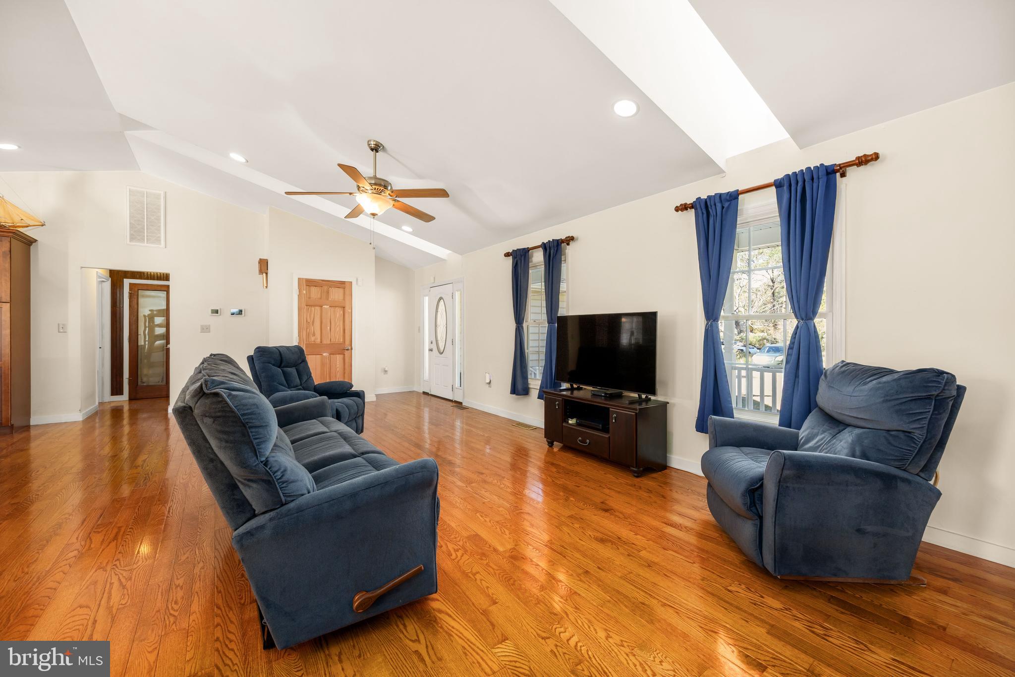 3221 Boone Road Crisfield, MD 21817 - Photo 13 of 56 Large Living Room