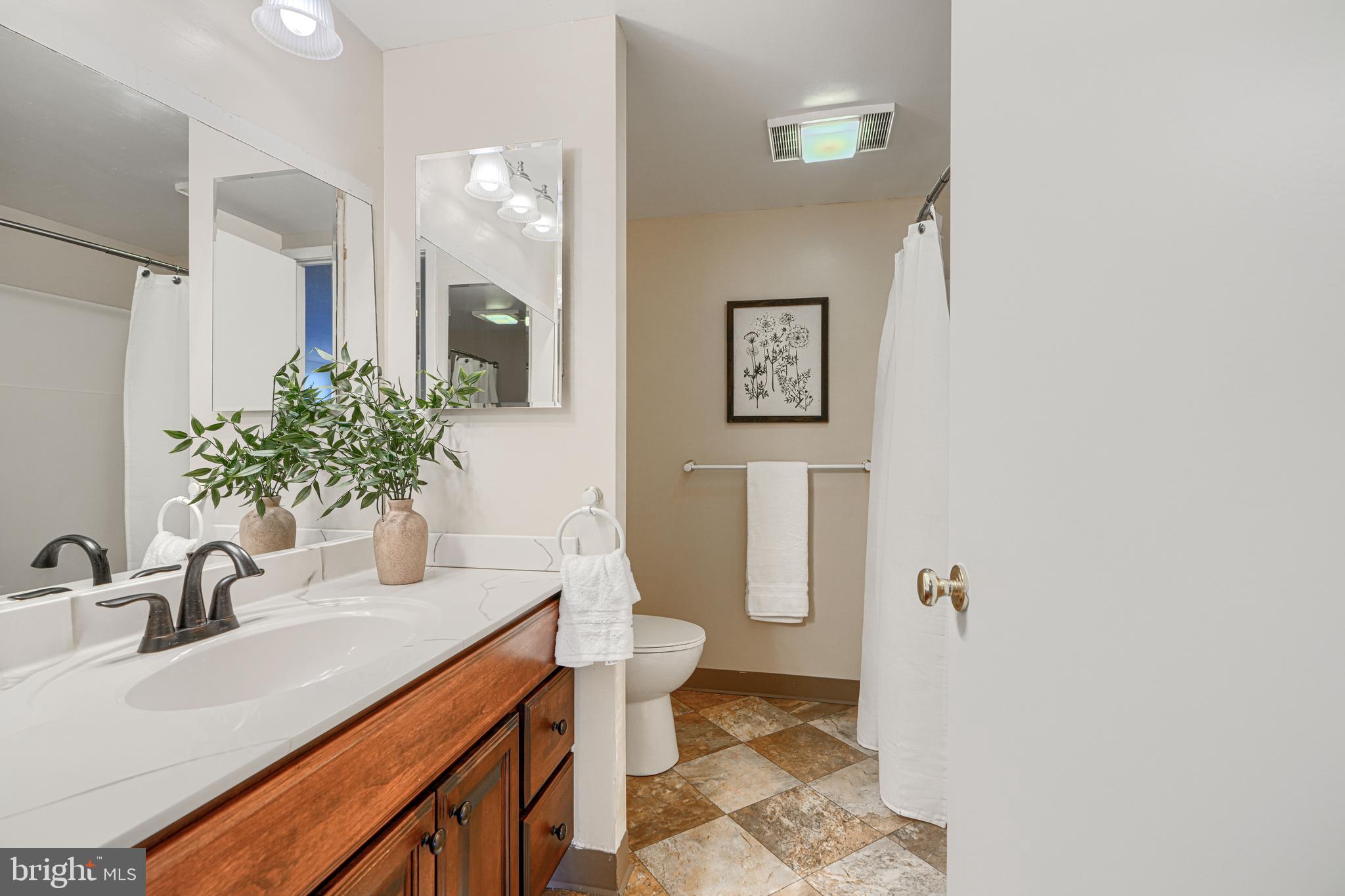 4100 North Charles Street, Unit 412 Baltimore, MD 21218 - Photo 14 of 56 Hallway full bath