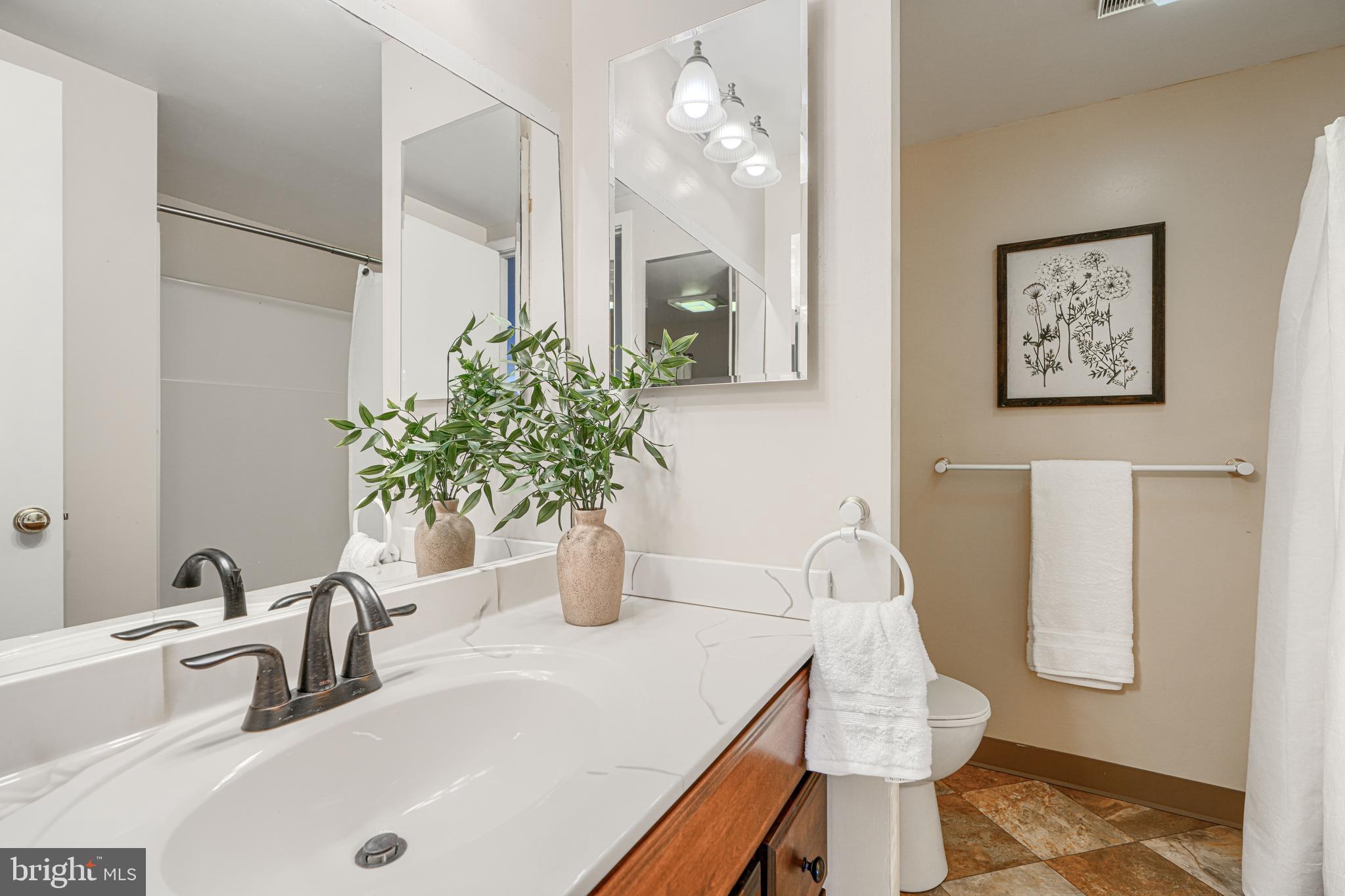 4100 North Charles Street, Unit 412 Baltimore, MD 21218 - Photo 24 of 56 Hallway full bath