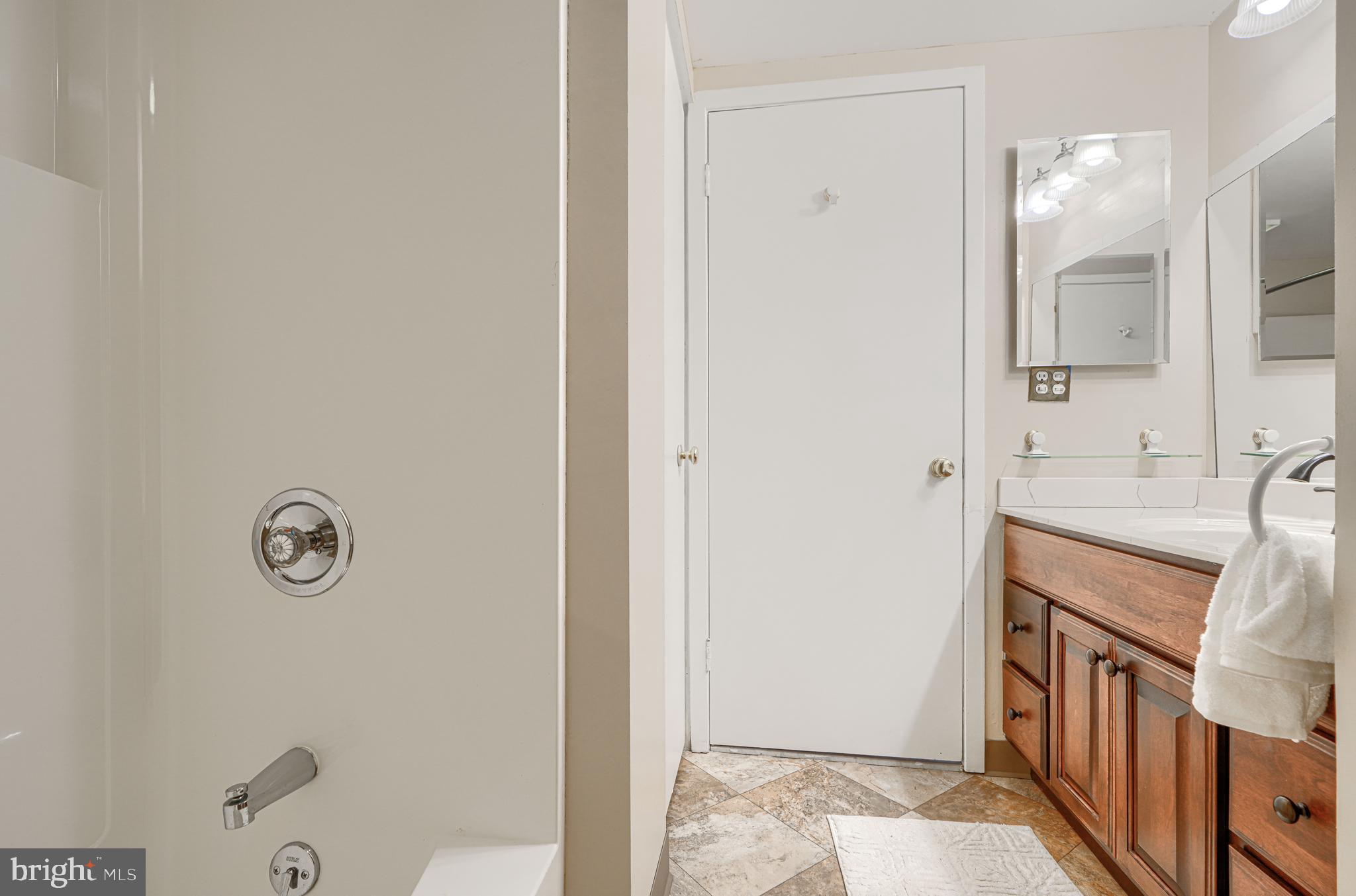 4100 North Charles Street, Unit 412 Baltimore, MD 21218 - Photo 25 of 56 Hallway full bath
