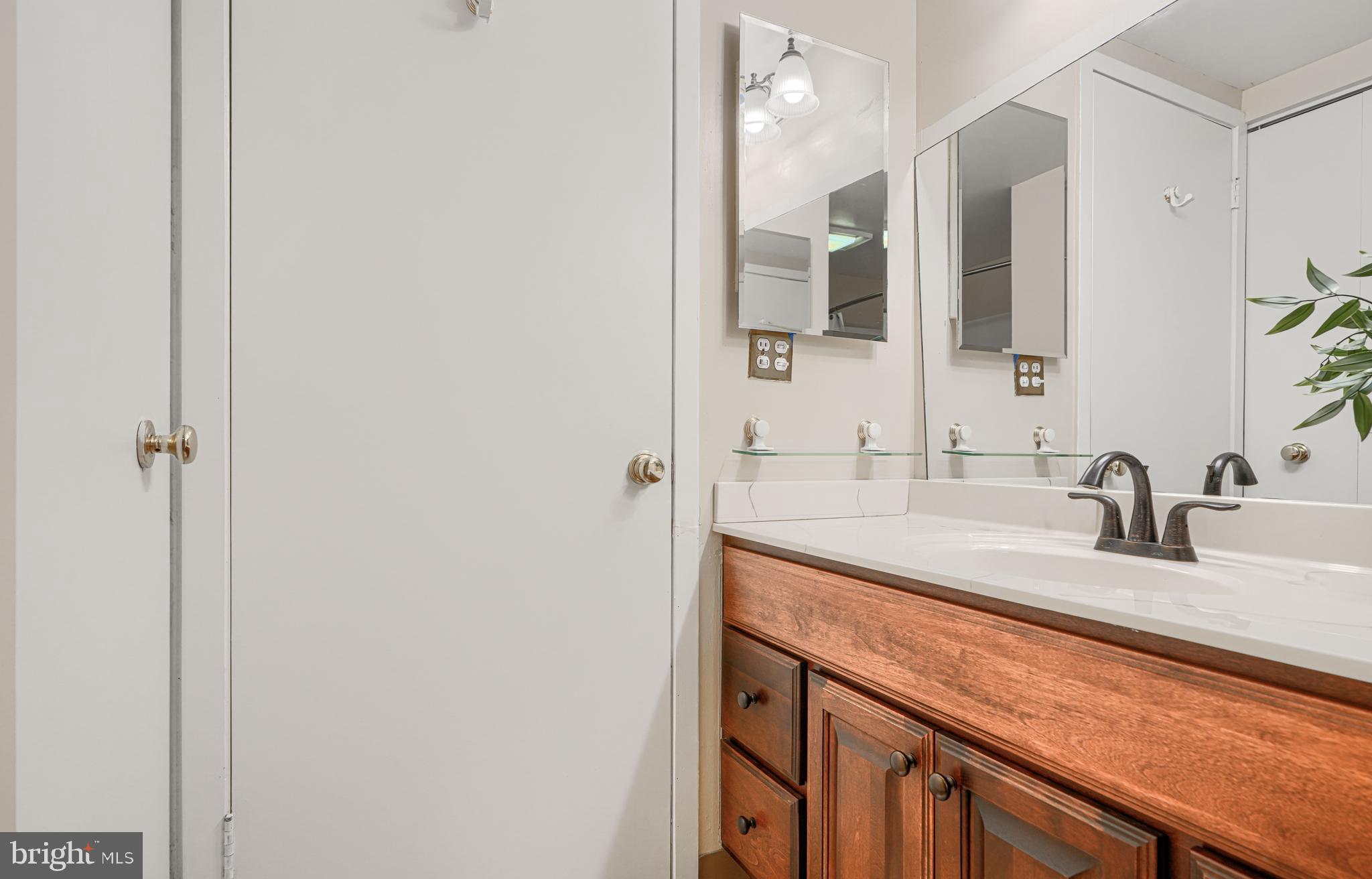 4100 North Charles Street, Unit 412 Baltimore, MD 21218 - Photo 26 of 56 Hallway full bath