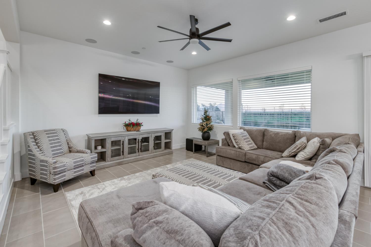 1042 Beaver Pond Loop Madera, CA 93636 - Photo 10 of 59
