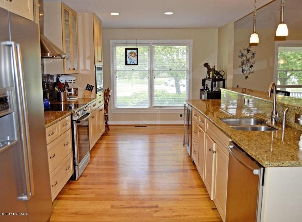 321 Buccaneer Road Wilmington, NC 28409 - Photo 4 of 21 13 - Kitchen