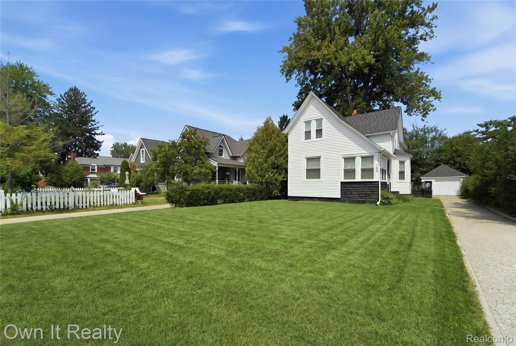 168 Kerby Road Grosse Pointe, MI 48236 - Photo 3 of 36 DSC02020_reedit_16b4b70f.jpg