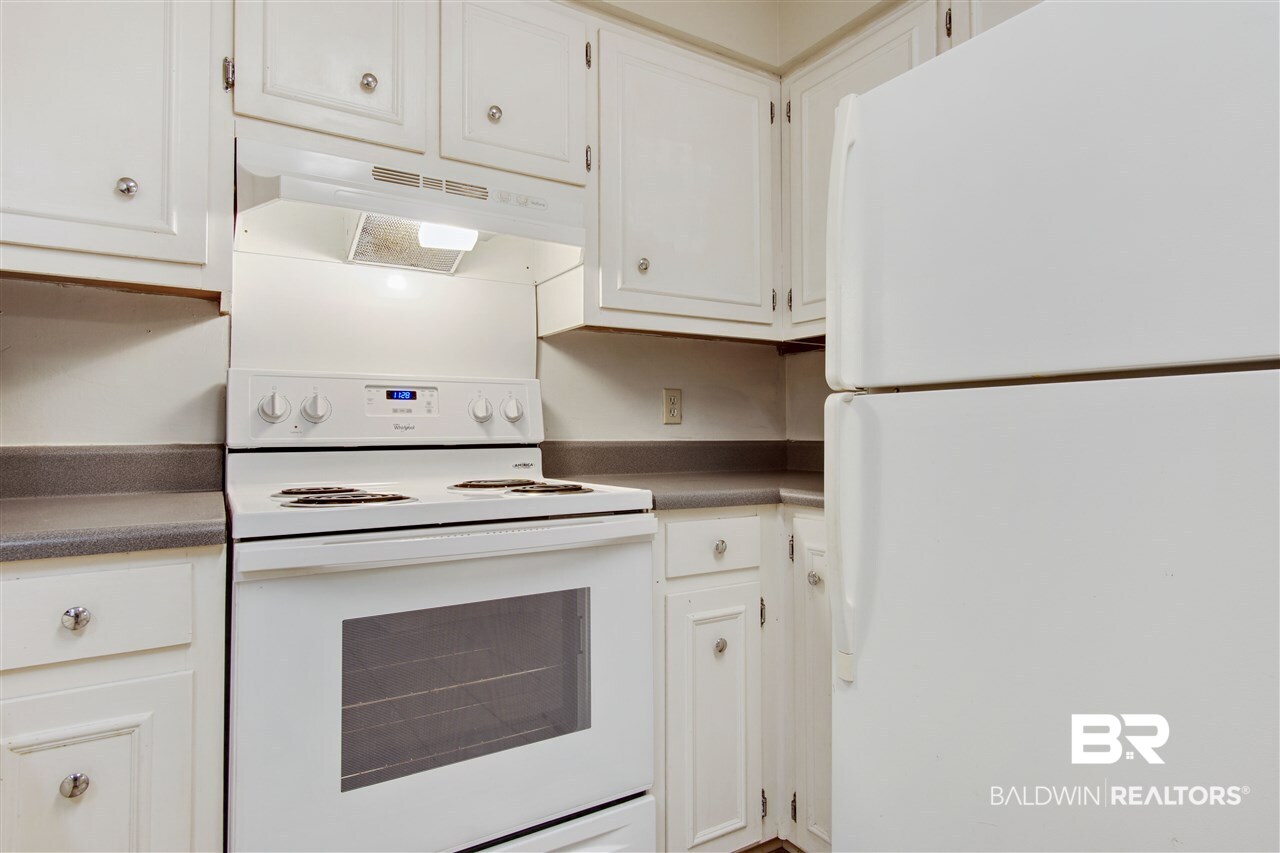 954 Dickenson Avenue Mobile, AL 36609 - Photo 7 of 26