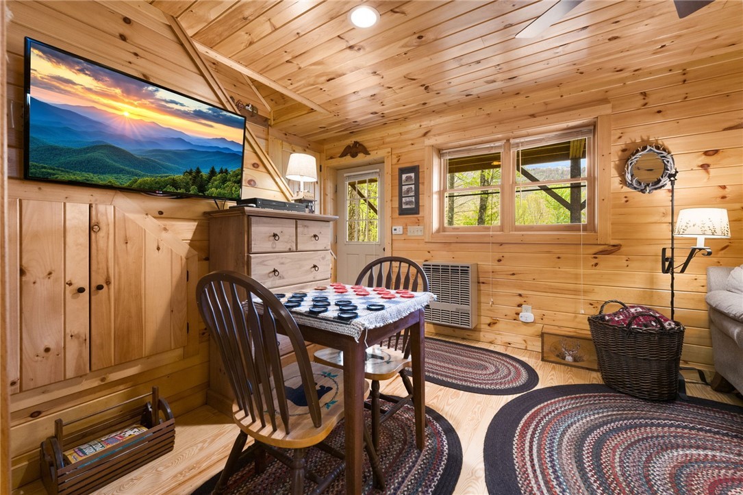 259 Greenbriar Road Beech Mountain, NC 28604 - Photo 26 of 41 a balcony with table and chairs