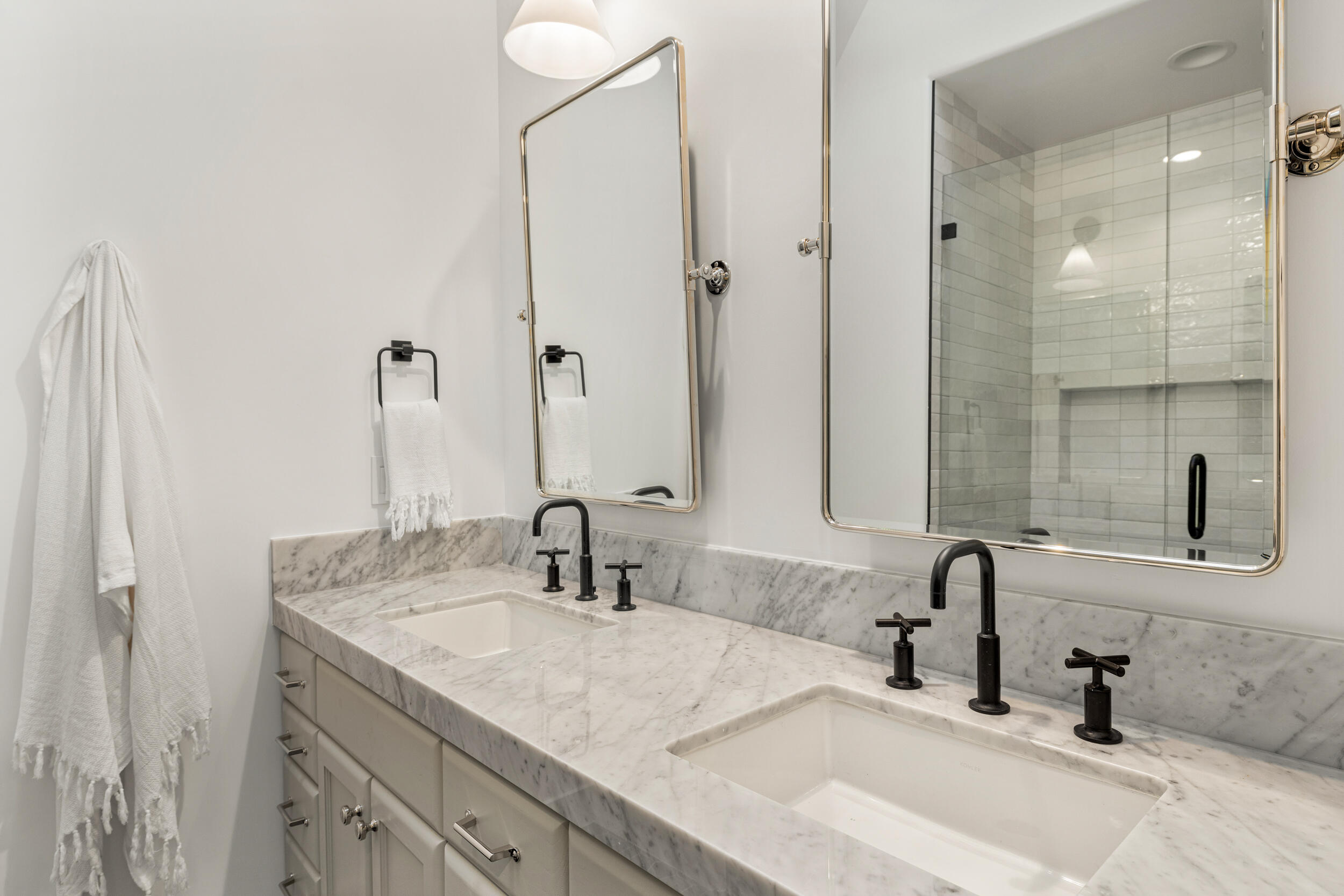 72420 Silver Spur Lane Rancho Mirage, CA 92270 - Photo 39 of 86 a bathroom with double vanity sinks and a mirror