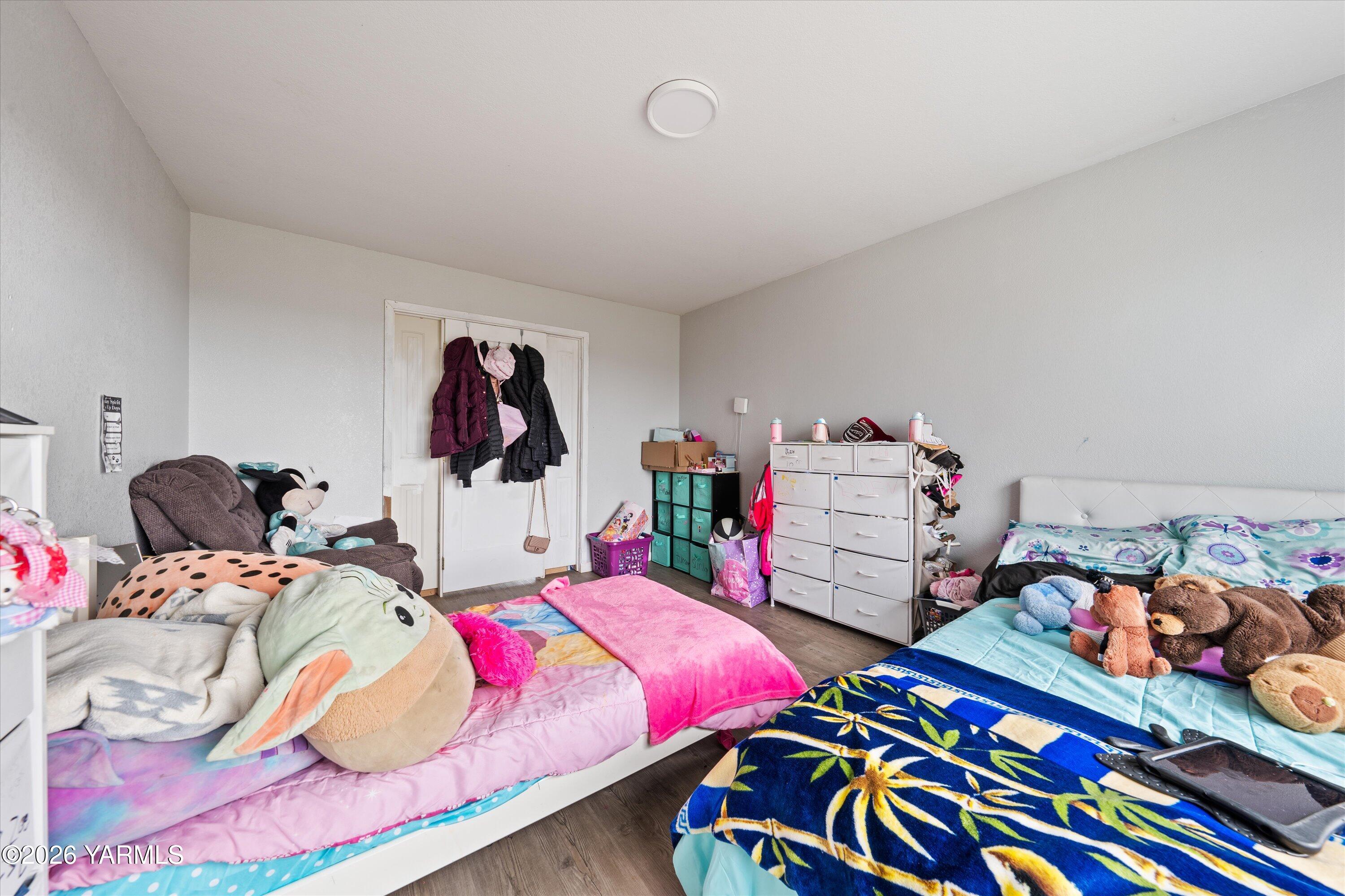 460 Sun Acres Road Zillah, WA 98953 - Photo 25 of 45 a bed room with two beds and a baby crib