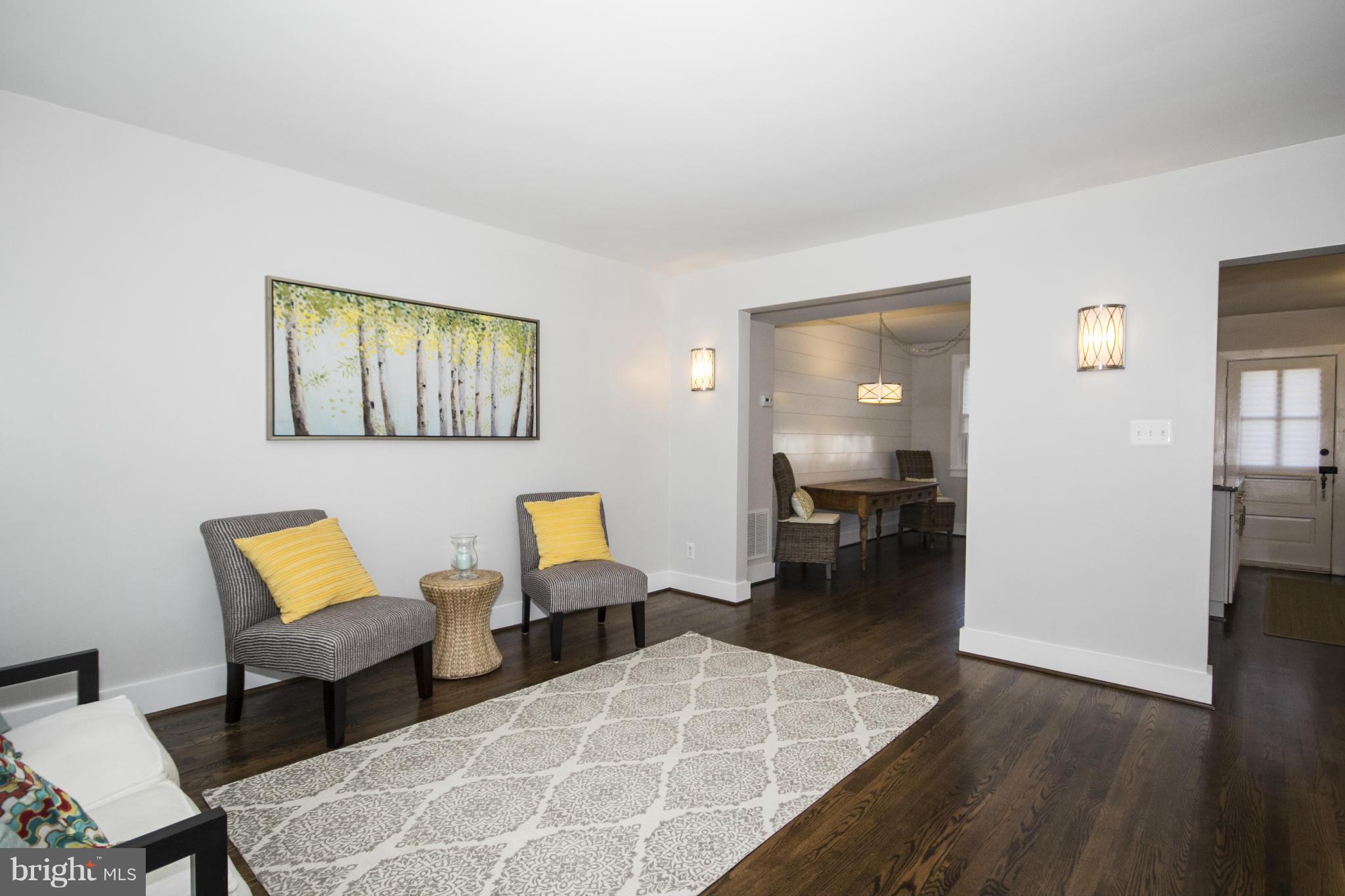 258 Ridge Avenue Towson, MD 21286 - Photo 4 of 24 Living Room