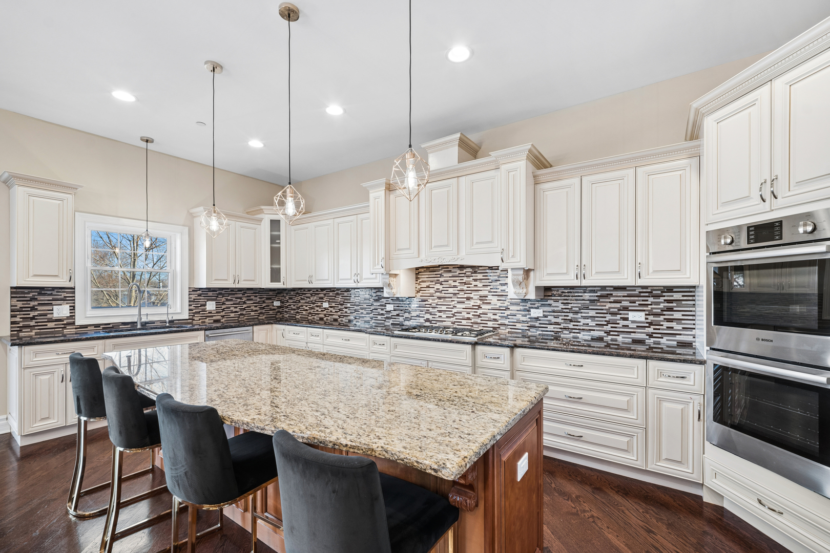 940 Freeman Road Hoffman Estates, IL 60192 - Photo 5 of 37