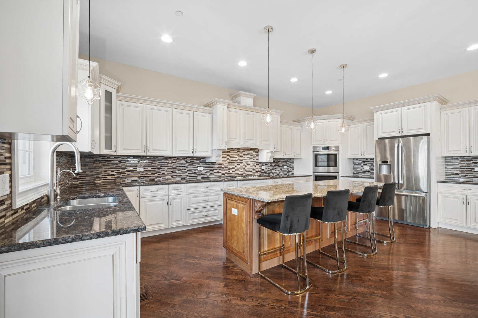 940 Freeman Road Hoffman Estates, IL 60192 - Photo 6 of 37