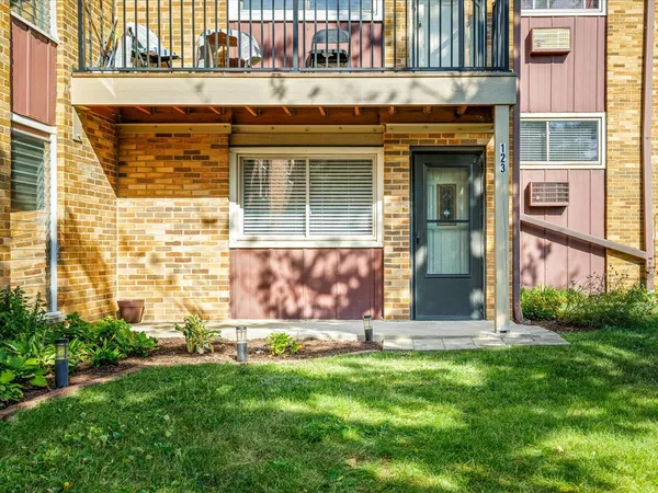$194,900 | 212 A Collen Drive, Unit 123, Lombard, IL 60148