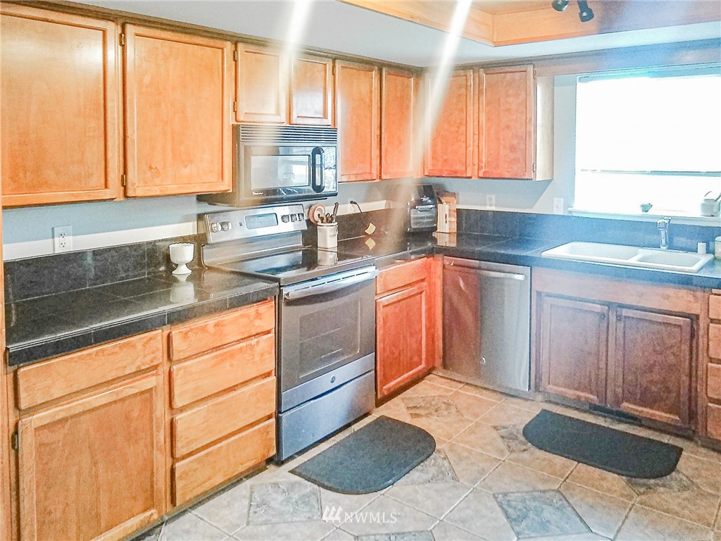 9332 Goodrich Road Southeast Moses Lake, WA 98837 - Photo 11 of 38 Gallery Image 11