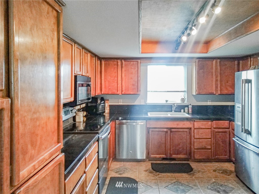 9332 Goodrich Road Southeast Moses Lake, WA 98837 - Photo 12 of 38 Gallery Image 12