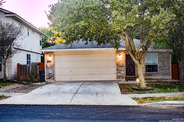 a view of a backyard of the house