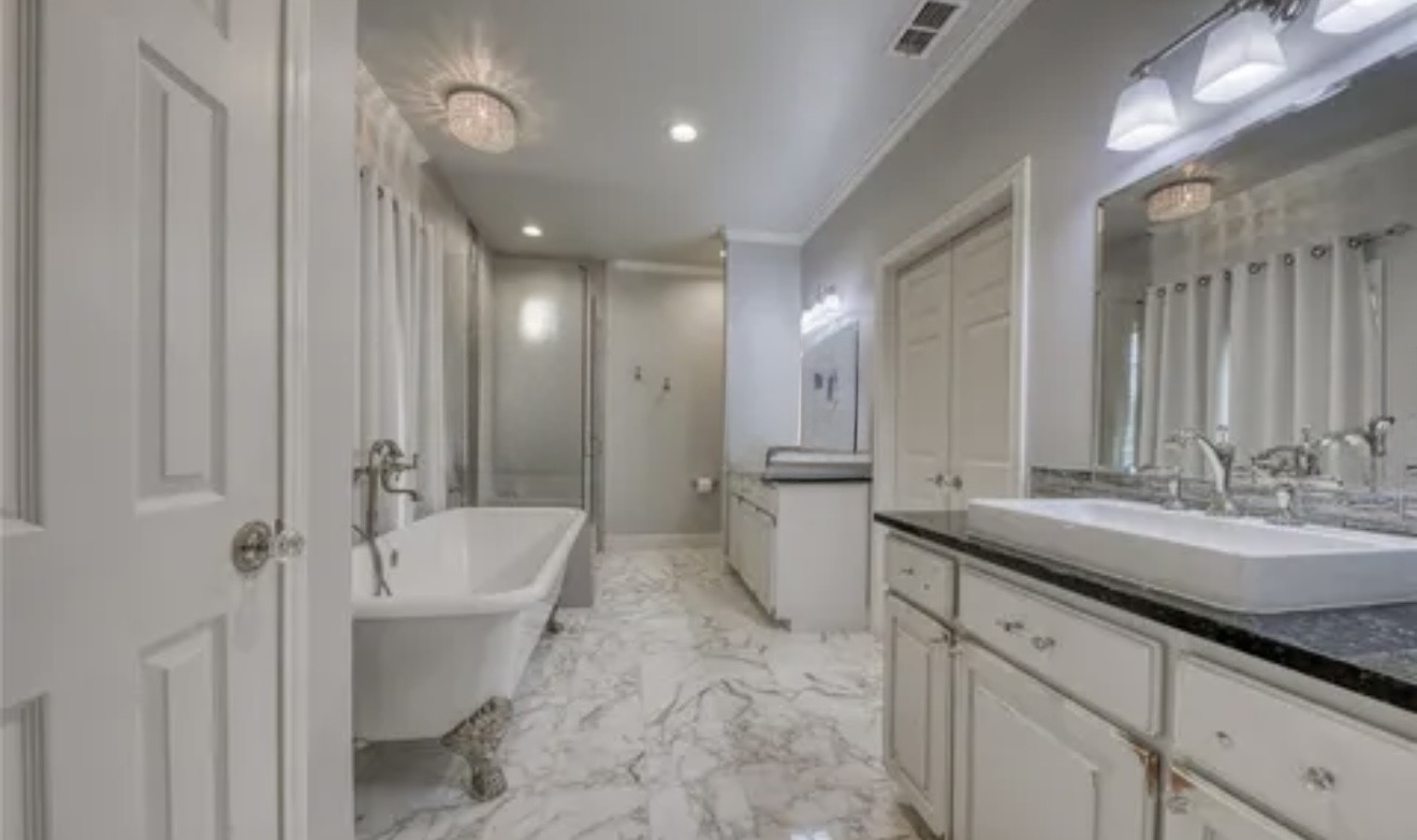 1159 Astral Point Spring Branch, TX 78070 - Photo 5 of 38 a spacious bathroom with a bathtub sink and toilet