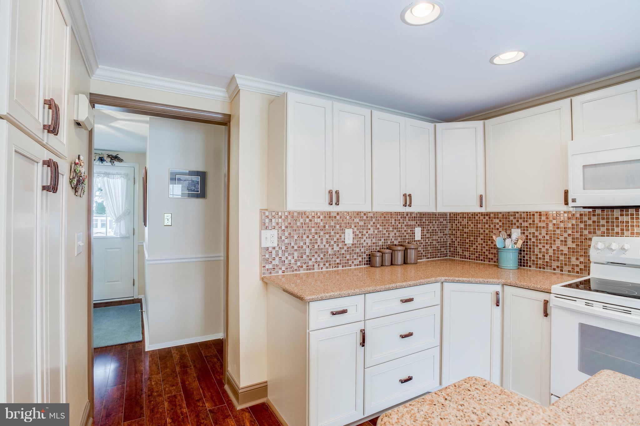 519 Bathurst Road Baltimore, MD 21228 - Photo 12 of 29 Glass tile backsplash