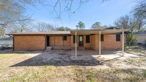 a view of a house with a backyard