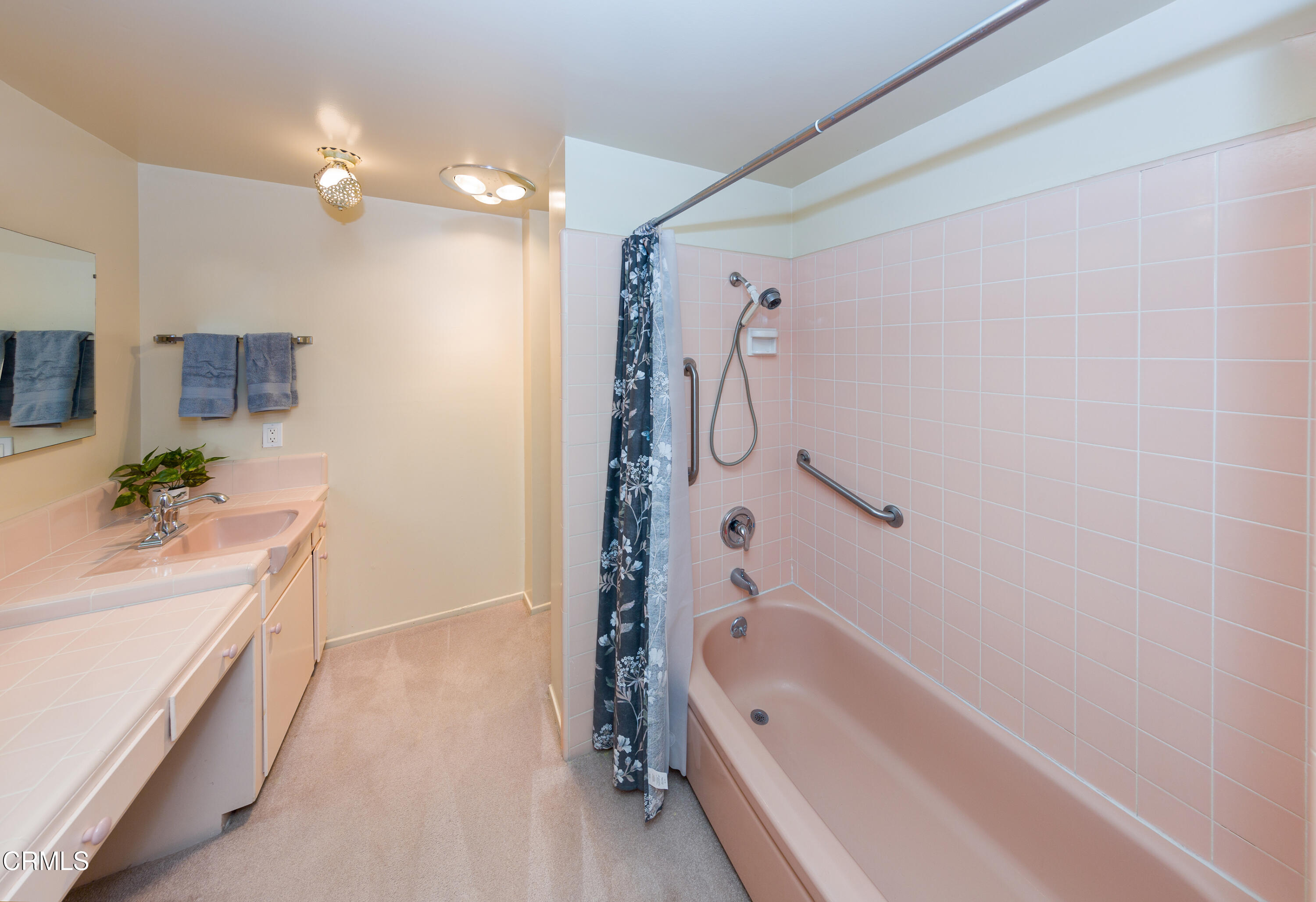 75 Vientos Road Camarillo, CA 93010 - Photo 21 of 36 a bathroom with a bathtub a sink a vanity and a shower