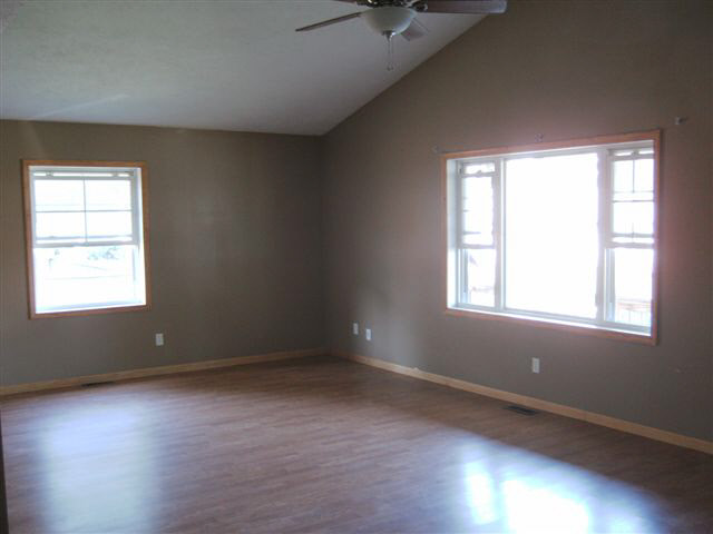 9875 Lincoln Road Syracuse, IN 46567 - Photo 3 of 10 Gallery Image 3