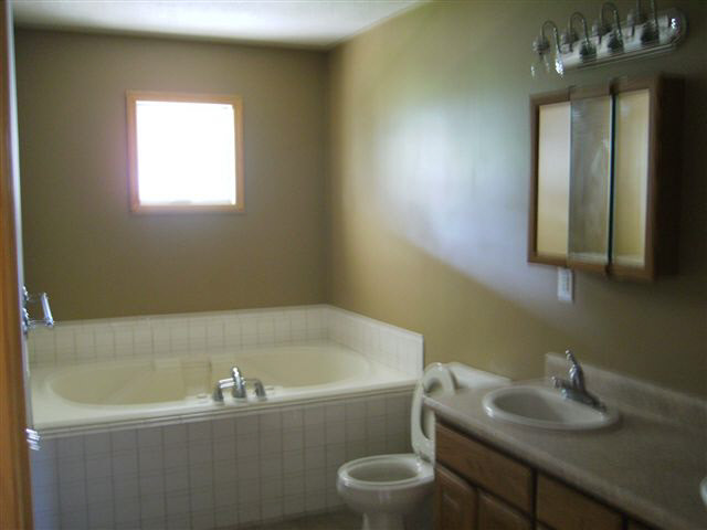 9875 Lincoln Road Syracuse, IN 46567 - Photo 5 of 10 Gallery Image 5