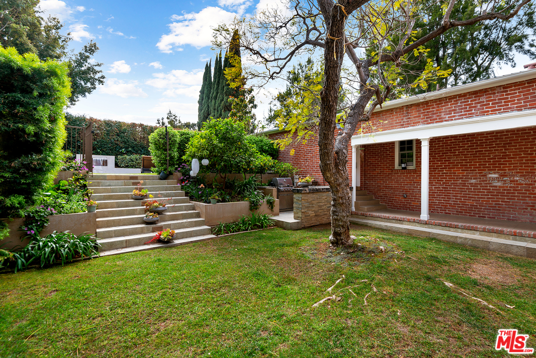 801 Devon Avenue Los Angeles, CA 90024 - Photo 21 of 25 a garden view with a seating space