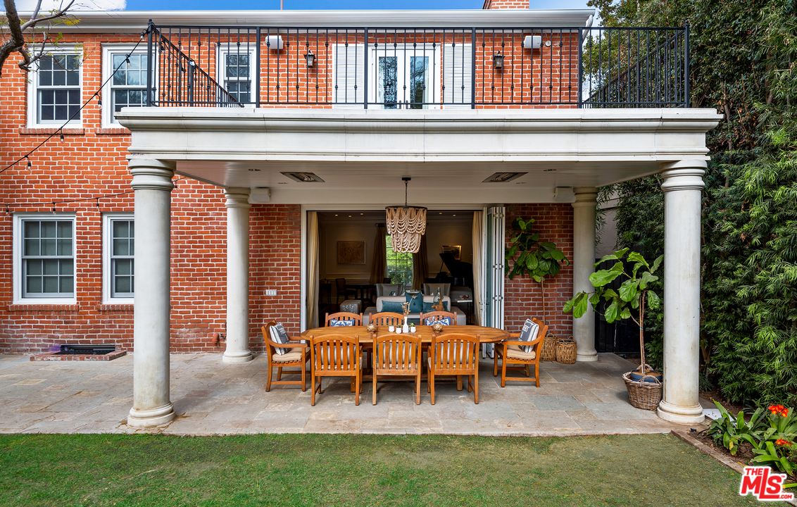801 Devon Avenue Los Angeles, CA 90024 - Photo 22 of 25 a backyard of a house with outdoor seating