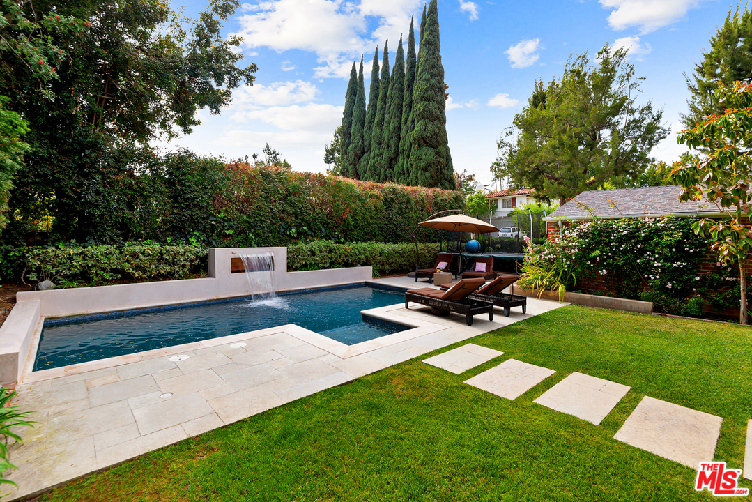 801 Devon Avenue Los Angeles, CA 90024 - Photo 25 of 25 a view of a backyard with sitting area