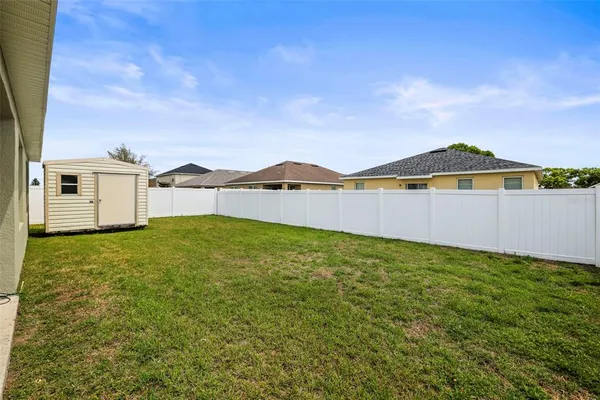 a view of an house with backyard and garden