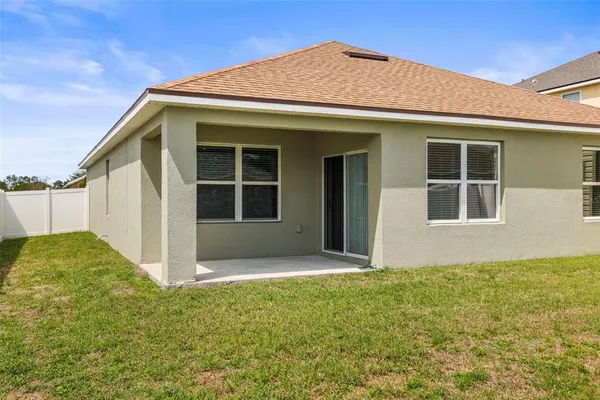a view of an house with backyard