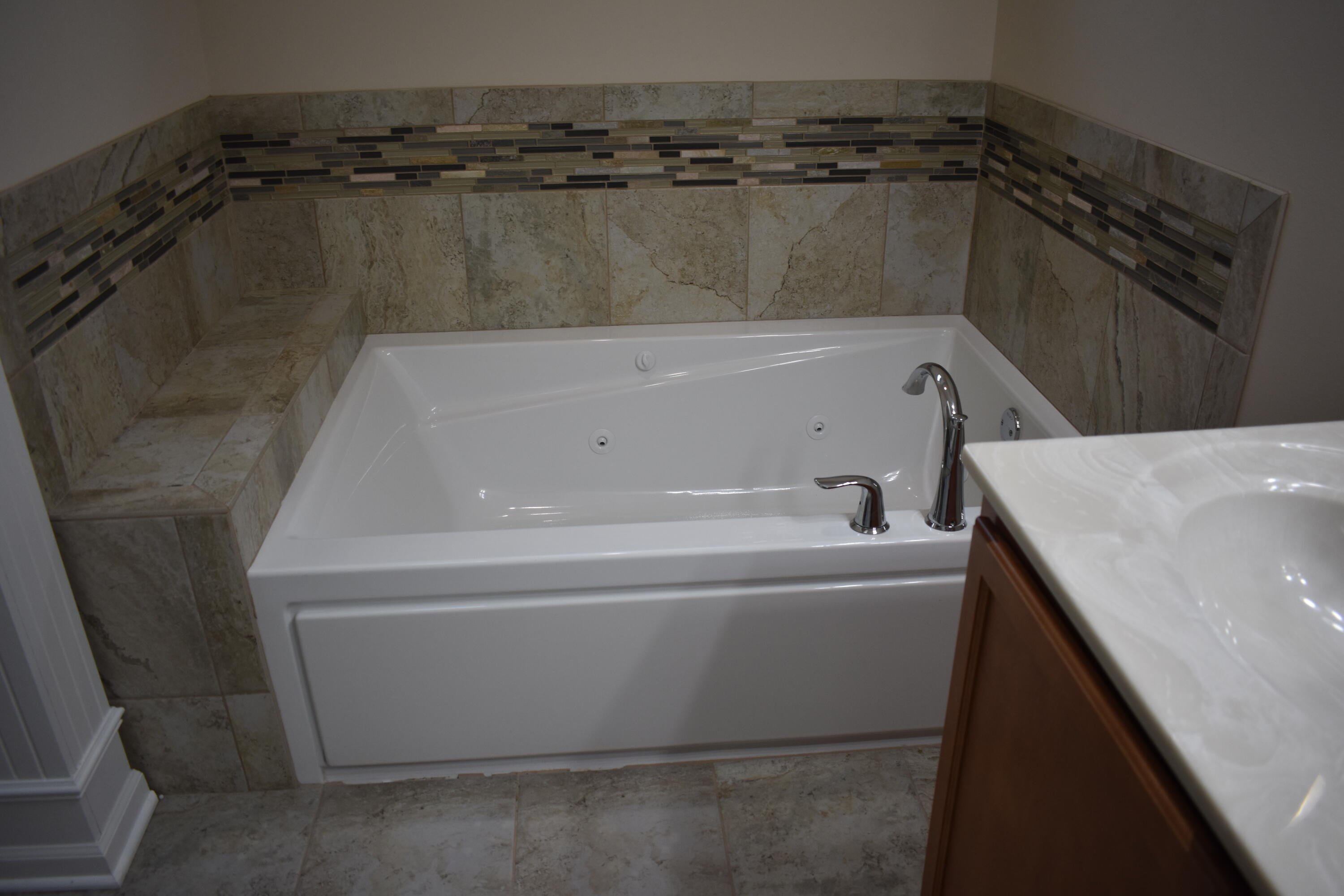 792 Cirque Drive Crown Point, IN 46307 - Photo 8 of 13 a bathroom with a bathtub