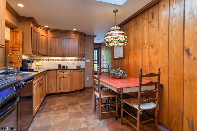 28 Saw Mill Road Warren, NJ 07059 - Photo 17 of 38