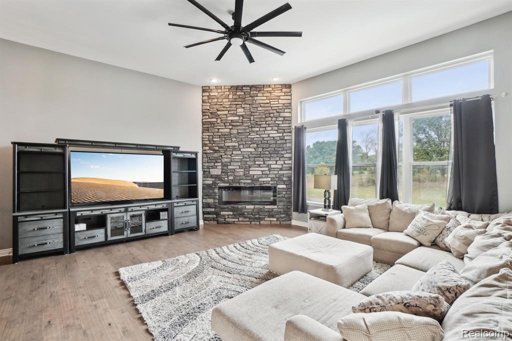 5911 Hartland Road Fenton, MI 48430 - Photo 3 of 45 Gallery Image 3