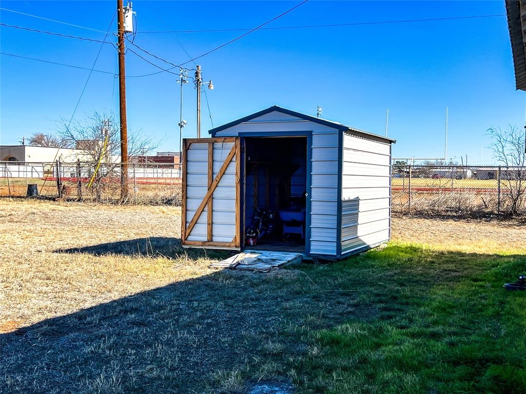 428 East 8th Street Aspermont, TX 79502 - Photo 3 of 12 a view of a house with a yard