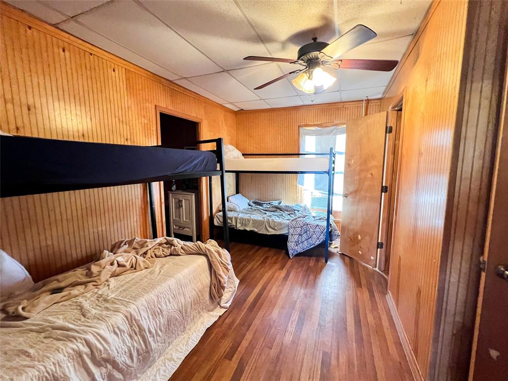 428 East 8th Street Aspermont, TX 79502 - Photo 9 of 12 a bedroom with a bed and a window